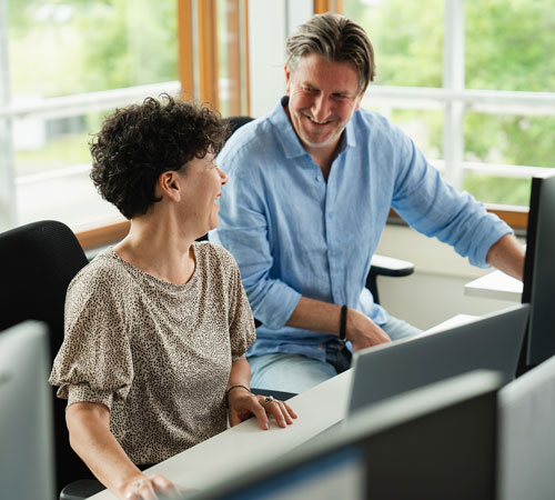 CaesarOverheid_demensmaakthetverschil Jeroen en Lilian lachend achter de computer