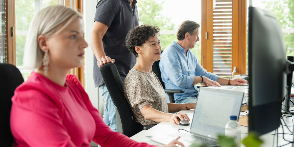 Het team van Caesar Overheid geconcentreerd aan het werk